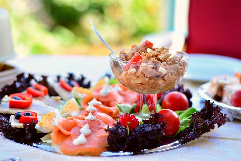 Comment composer un beau plateau-repas télé ?